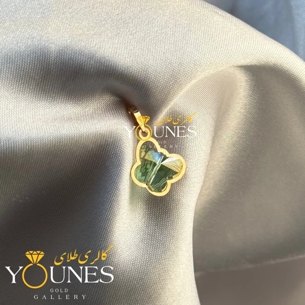 تصویر دوم آویز طلا سواروسکی پروانه ای سبز پسته ای